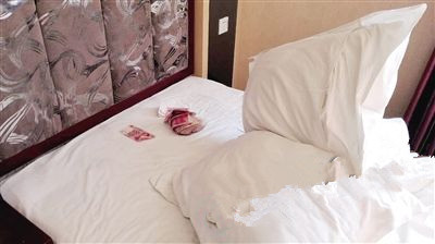 男子住酒店枕头底惊现万元现金 怒投诉:肯定没