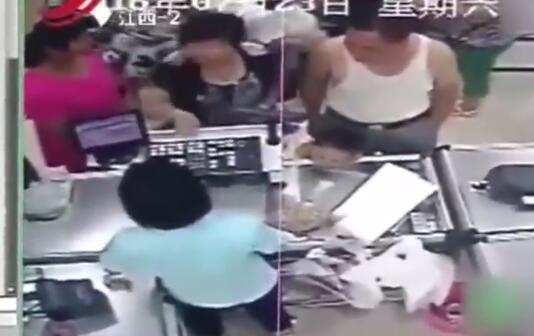 江西一女收银员与多名顾客冲突被打 调解时自